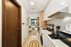 Une cuisine moderne équipée d’un four encastré, d’une cuisinière et d’un four à micro-ondes.