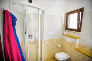 Een haardroger, een bidet, handdoeken, toiletpapier