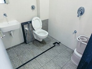 Family Room | Bathroom - Hotel Radha Krishnam (Dwarka)