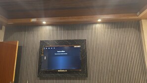 Ein an der Wand befestigter Fernseher, der eine Meldung über fehlende Internetverbindung anzeigt.