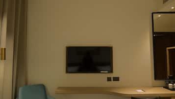 Deluxe Twin Room | Desk, laptop workspace, blackout curtains