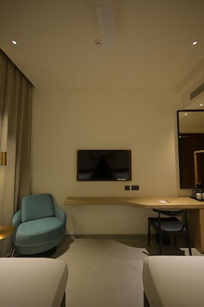 Kamar Twin Deluks | Meja kerja, ruang kerja ramah laptop, dan tirai kedap cahaya