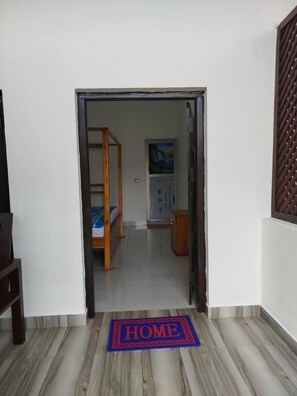 Desk, WiFi (free) - Salt & sand resort (Arugam Bay)