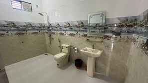 Shower, free toiletries, towels, toilet paper - Salt & sand resort (Arugam Bay)