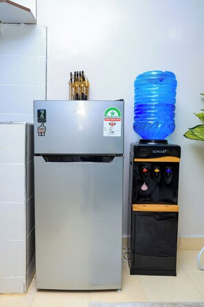 Uma geladeira de aço inoxidável com dispensador de água e um cooler de água SONAR®.