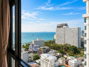 Un hotel moderno con vista al mar y otros edificios.