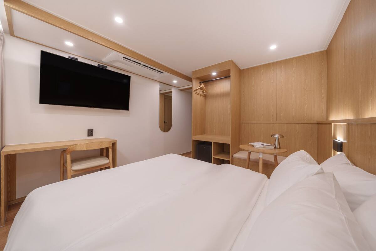 Standard Double Room | Desk, laptop workspace, WiFi (free)
