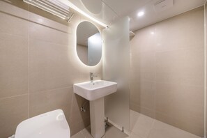 Standard Double Room | Bathroom - BRAWNDOT HOTEL SERYU STATION (Suwon)