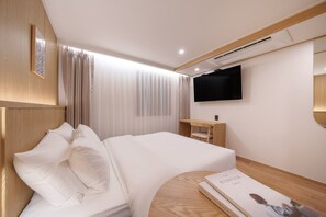 Standard Double Room | Desk, laptop workspace, WiFi (free) - BRAWNDOT HOTEL SERYU STATION (Suwon)
