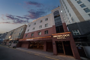 A hotel with a parking lot entrance, multiple floors, and a visible cafe lounge. - BROWN DOT HOTEL SERYU STATION (Suwon)