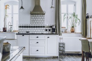 Kühlschrank, Ofen, Herdplatte, Esstisch