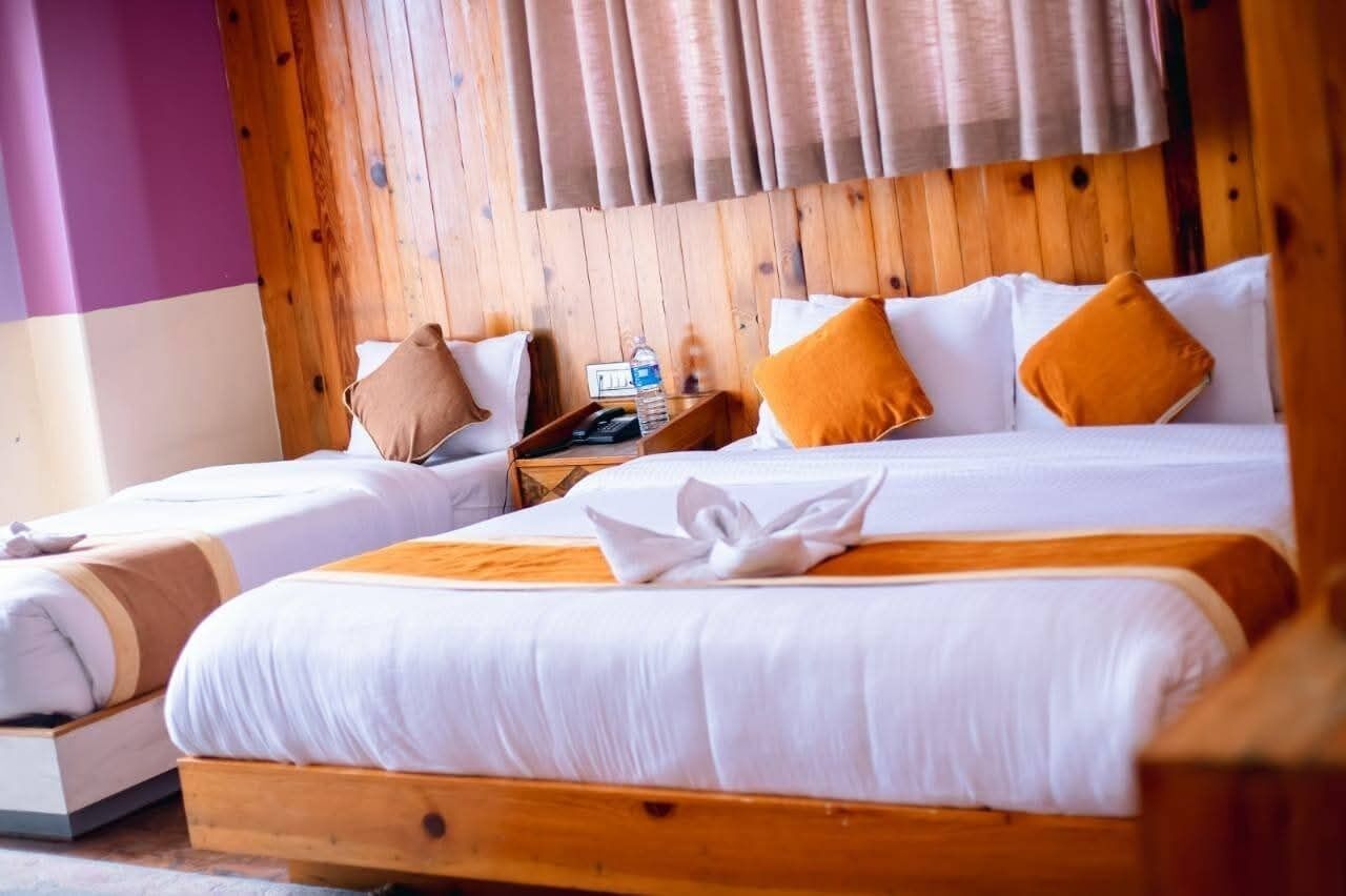Chambre double ou avec lits jumeaux | Espace de travail pour ordinateurs portables, rideaux d’obscurcissement