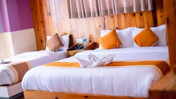 Chambre double ou avec lits jumeaux | Espace de travail pour ordinateurs portables, rideaux d’obscurcissement