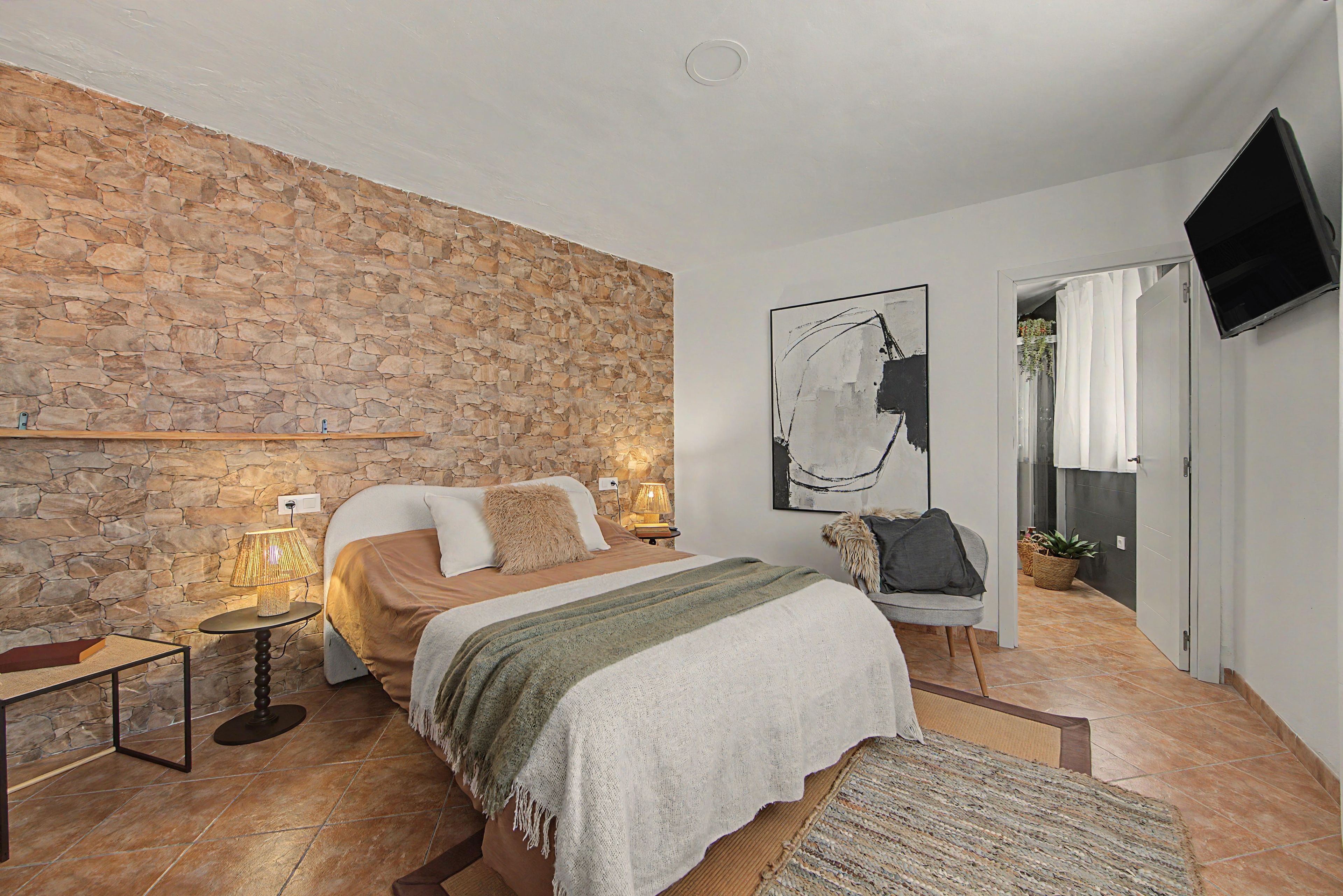 Iron/ironing board, WiFi, bed sheets