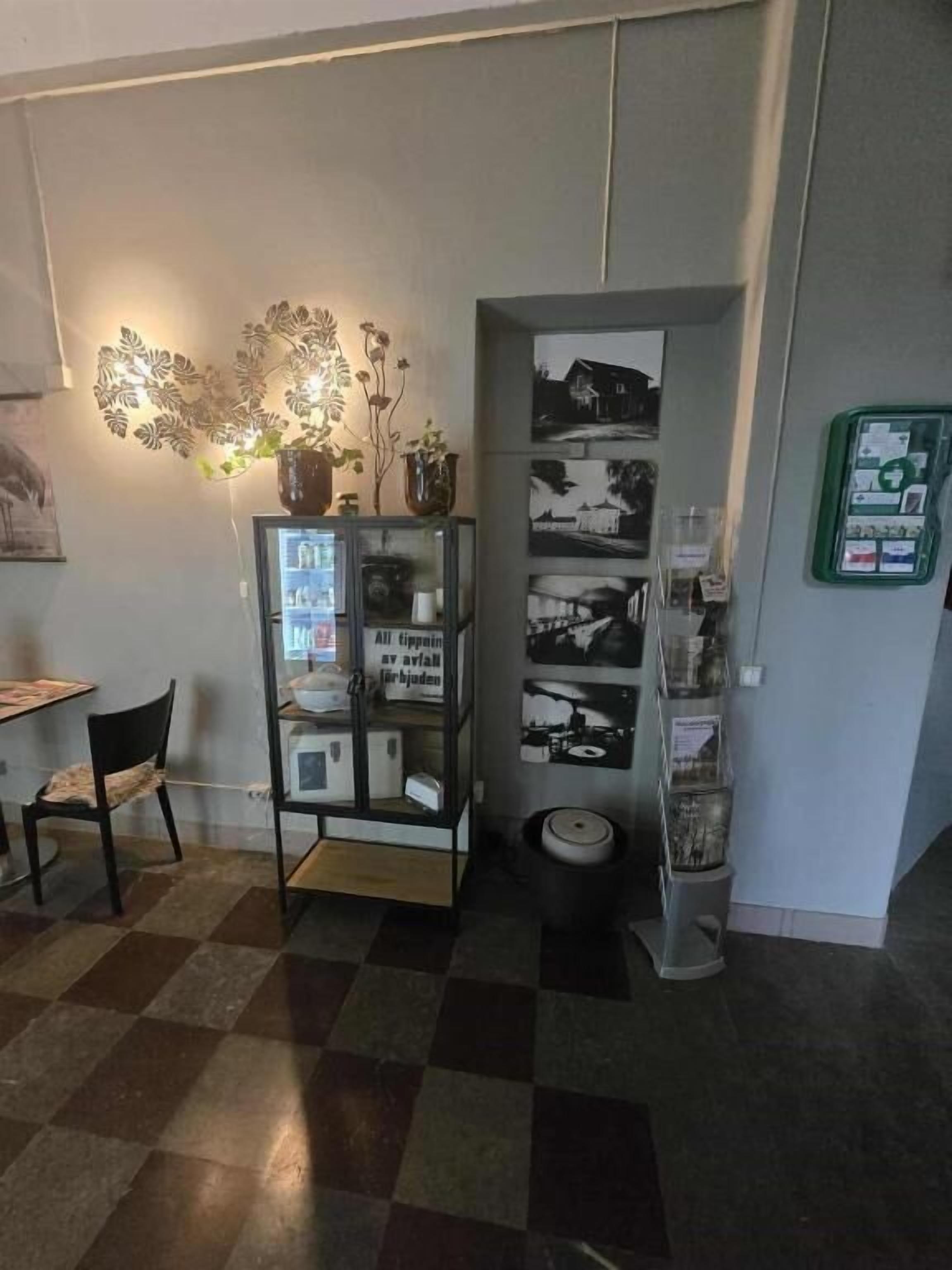 Un terraferra amb ratlles, una estant amb fotos emmarcades i una taula petita amb caires.