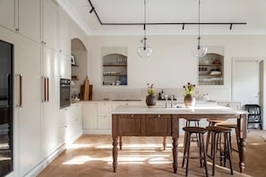 Wasserkocher mit Kaffee-/Teezubehör, Kühlschrank, Mikrowelle, Ofen