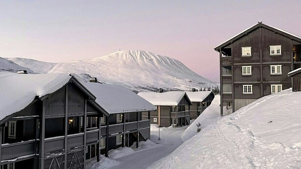 A snow-covered mountain with a building complex in the foreground. - Ski-in/ski-out flat in Gaustablikk (Rjukan)
