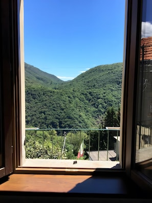 A balcony with a clear view of a lush green valley and hills. - Apartment 'Artist Lake House with Panoramic' with Lake View, Private Terrace and Wi-Fi (Garabiolo)