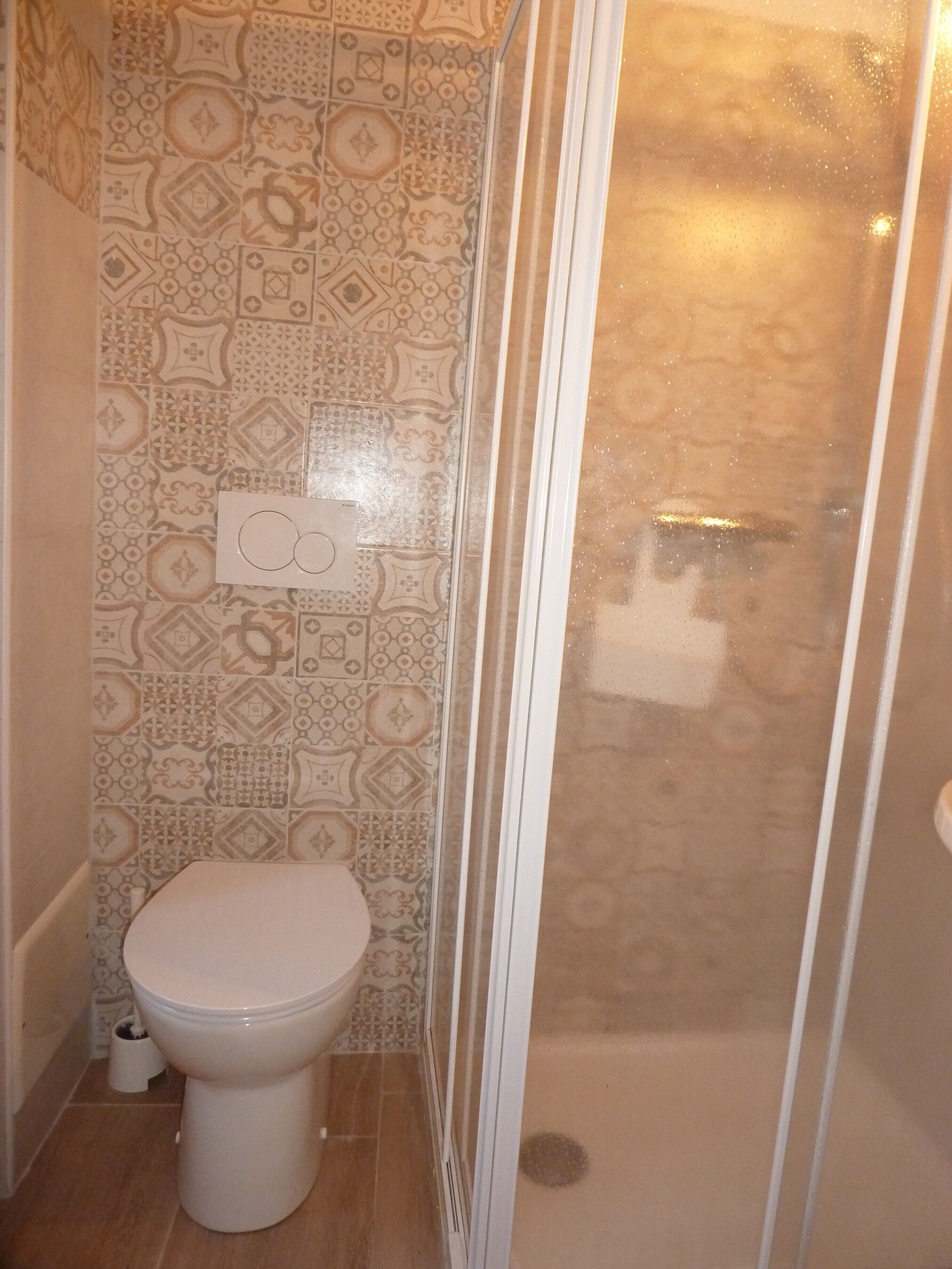 Douche, sèche-cheveux, serviettes fournies