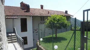 Property grounds - Apartment 'Artist Lake House with Panoramic' with Lake View, Private Terrace and Wi-Fi (Garabiolo)
