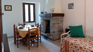 Dining - Apartment 'Artist Lake House with Panoramic' with Lake View, Private Terrace and Wi-Fi (Garabiolo)