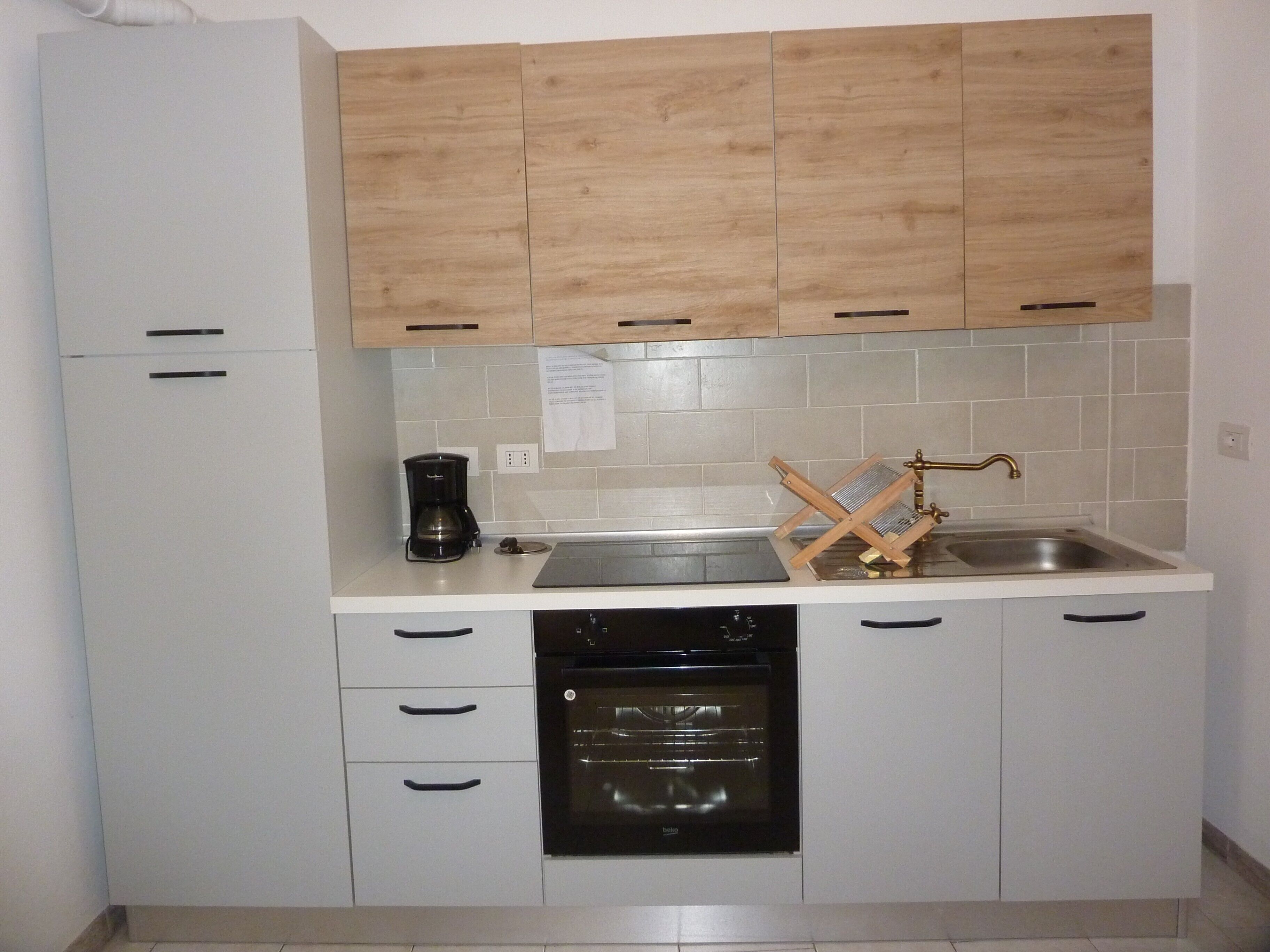 Cafetera y tetera, refrigerador, microondas y horno 