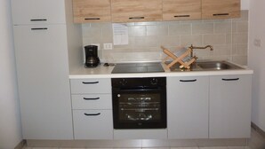Coffee/tea maker, fridge, microwave, oven - Apartment 'Artist Lake House with Panoramic' with Lake View, Private Terrace and Wi-Fi (Garabiolo)