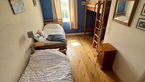 2 bedrooms, iron/ironing board, free WiFi, bed sheets - Cottage - Sleeps 5 - Parking & Wood Burning Stove (Alnwick)