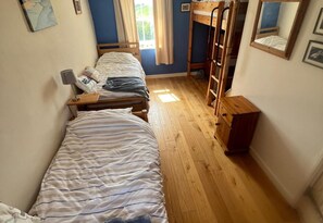 2 bedrooms, iron/ironing board, free WiFi, bed sheets - Cottage - Sleeps 5 - Parking & Wood Burning Stove (Alnwick)