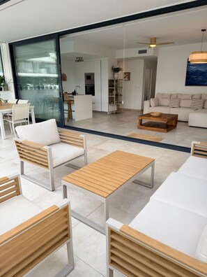 A modern living room with a sofa, chairs, and a coffee table. - VOLANDEIRA House (Mar de Cristal)