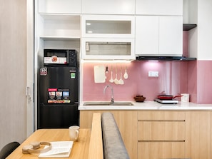 Studio Superior | Dapur pribadi | Lemari es, microwave, kompor, dan peralatan masak/sendok-piring