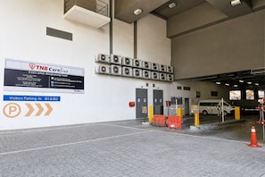 A parking area with a sign indicating visitor parking at B1 & B2. - Platinum Suites KLCC by Moonlight (Kuala Lumpur)