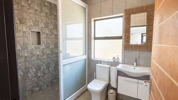 Luxe villa, uitzicht op tuin | Badkamer | Gratis toiletartikelen, een haardroger, handdoeken, zeep