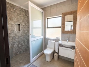 Luxe villa, uitzicht op tuin | Badkamer | Gratis toiletartikelen, een haardroger, handdoeken, zeep