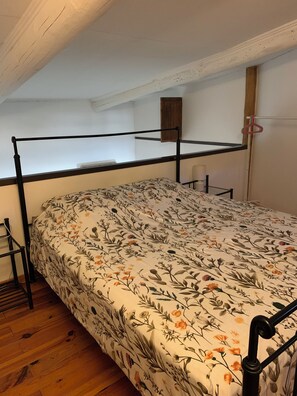 Tabla de planchar con plancha, wifi y ropa de cama 