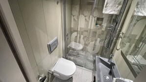 Chambre double ou avec lits jumeaux (Double or Twin Room) | Salle de bain | Séchoir à cheveux, serviettes fournies, savon, shampooing