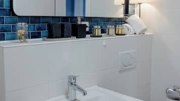 Apartemen Superior | Kamar mandi | Kombinasi shower/bathtub dan perlengkapan mandi gratis