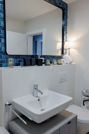 Bathroom - Lumen Homes Old Town Residence (München)