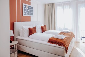 Premium bedding, desk, laptop workspace, blackout curtains - Lumen Homes Old Town Residence (München)