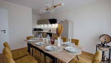 Superior-Apartment | Essbereich im Zimmer