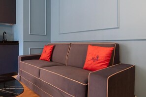 Deluxe-Apartment, Balkon, Stadtblick | Wohnbereich | 50-Zoll-Smart-TV mit Kabelempfang
