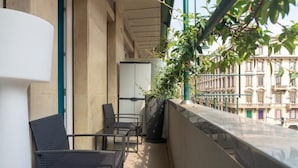 Deluxe-Apartment, Balkon, Stadtblick | Terrasse/Patio