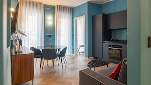 Deluxe-Apartment, Balkon, Stadtblick | Wohnbereich | 50-Zoll-Smart-TV mit Kabelempfang