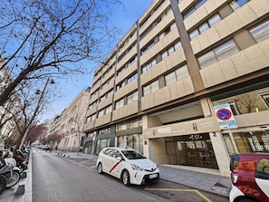 A multi-story building with a ground-level commercial space and upper residential units. - Studio Apartment Adapted for People with Limited Mobility · Retiro (Madrid)