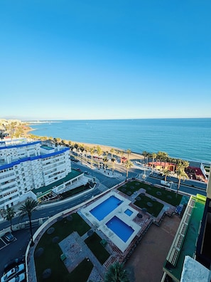 A coastal hotel with a pool area, a beach, and a clear view of the sea. - Benalmádena Mood Aloha Beachfront (Benalmádena)