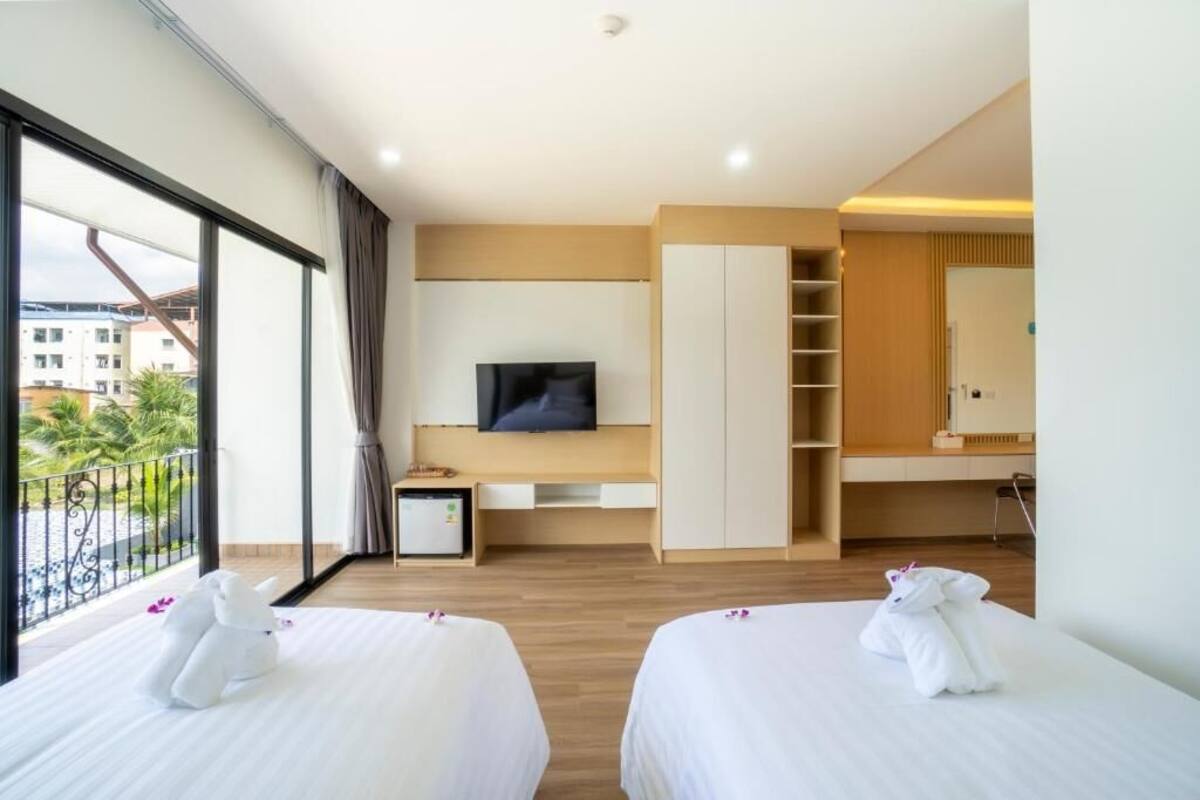 Deluxe Twin Room, Non Smoking | Blackout curtains, free WiFi