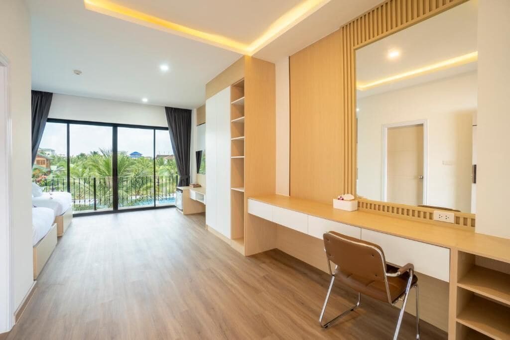Une chambre moderne avec une grande fenêtre, un lit, un bureau et une chaise.