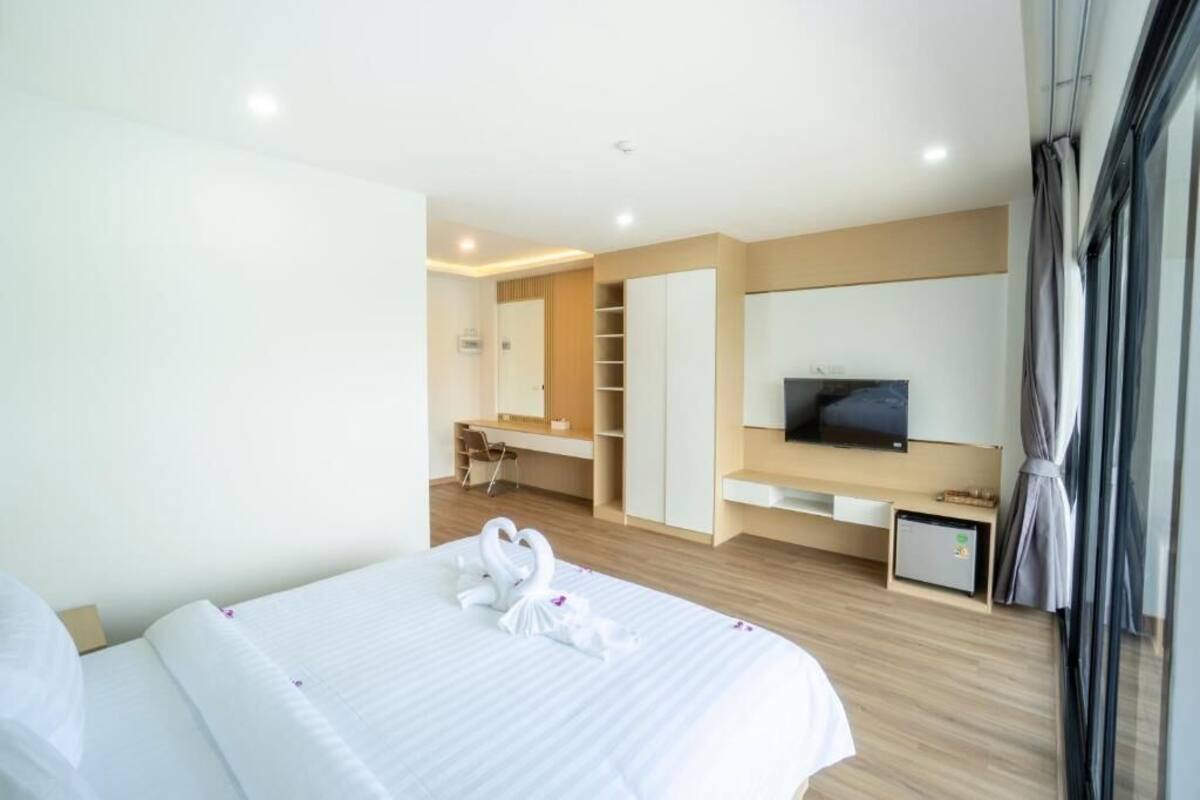 Deluxe Double Room, Non Smoking | Blackout curtains, free WiFi