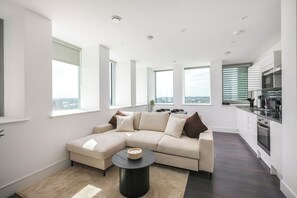Living area - Bright & Modern 2BD 2Bath | Sleeps 6 | Tube | Wifi (London)
