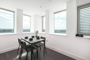 Dining - Bright & Modern 2BD 2Bath | Sleeps 6 | Tube | Wifi (London)